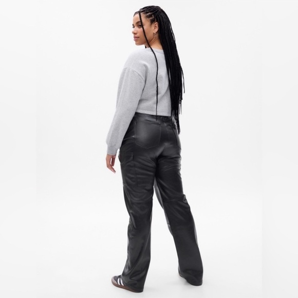 ❤️❤️GAP High Rise '90s Loose Vegan Leather Cargo Pants❤️❤️ - Picture 2 of 3